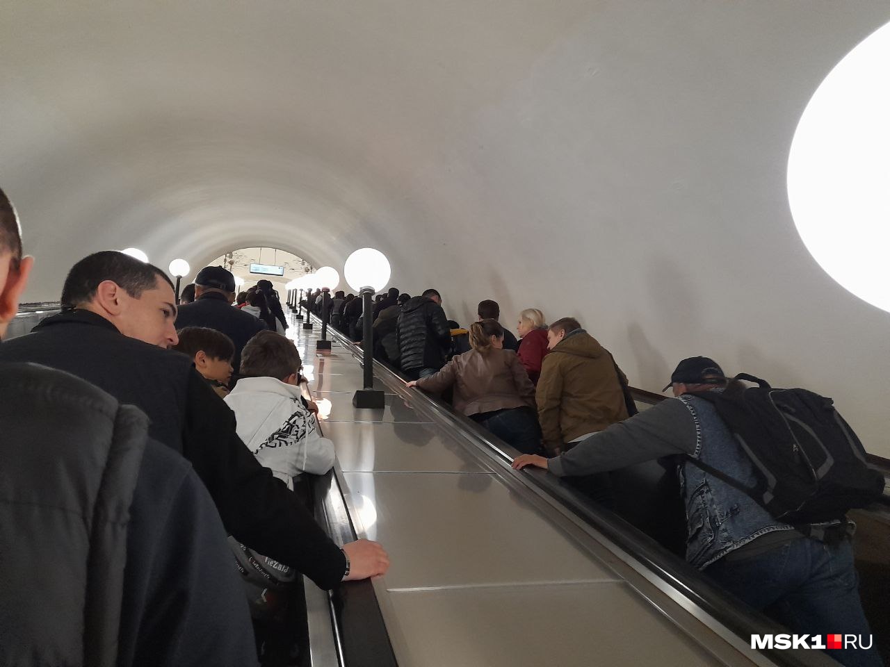 Станция метро «Арбатская» — похоже, все стремятся на парад Станция метро «Арбатская» — похоже, все стремятся на парад
