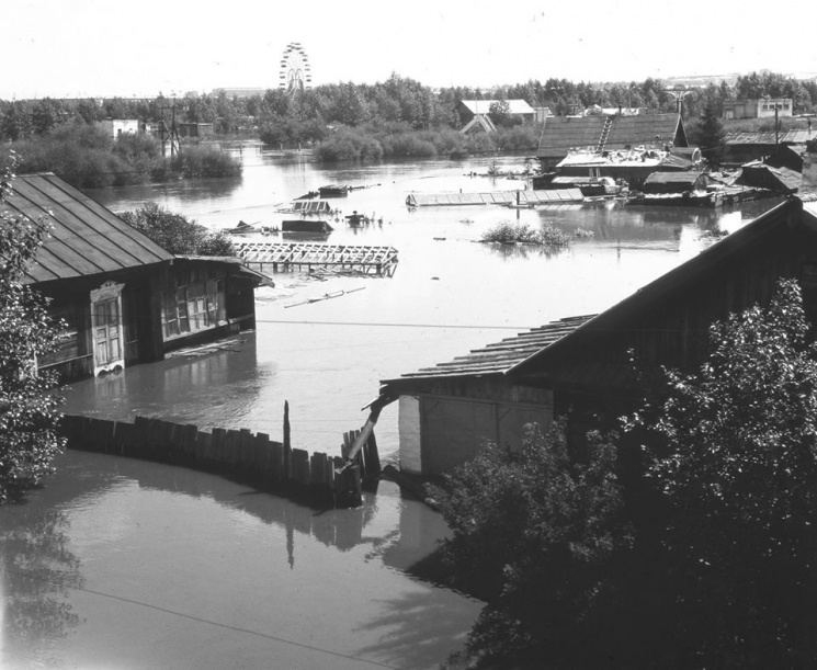 В 1991 году Читу накрыло наводнение, так выглядели Кузнечные ряды с видом на мемориал