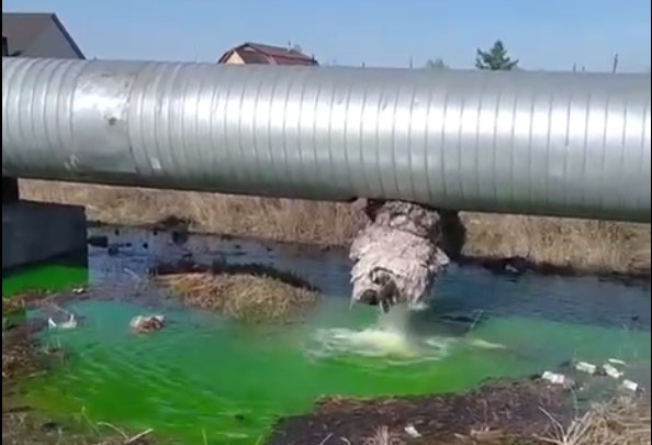 Зеленую воду сбросили из теплотрассы в Чите. В ТГК-14 ее назвали неопасной и пообещали откачать