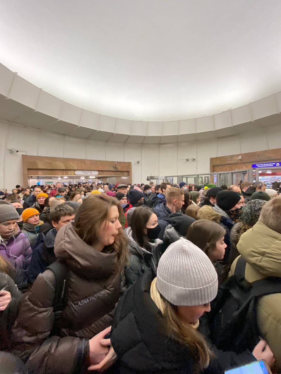 Толпа людей образовалась у входа на станцию «Улица Дыбенко». Тех, кто попал внутрь, пугал большой черный пакет
