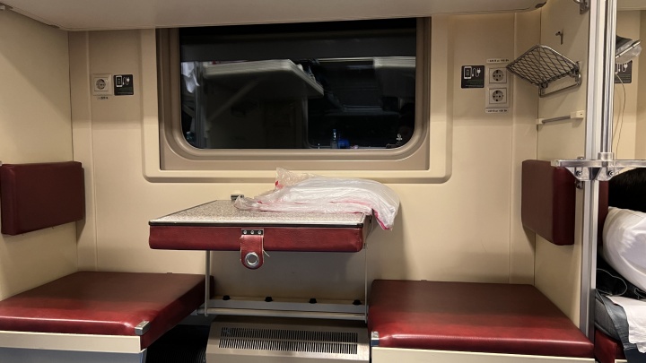 Краснодарец избил в поезде сотрудника и сходил в туалет посреди вагона, против него возбудили дело