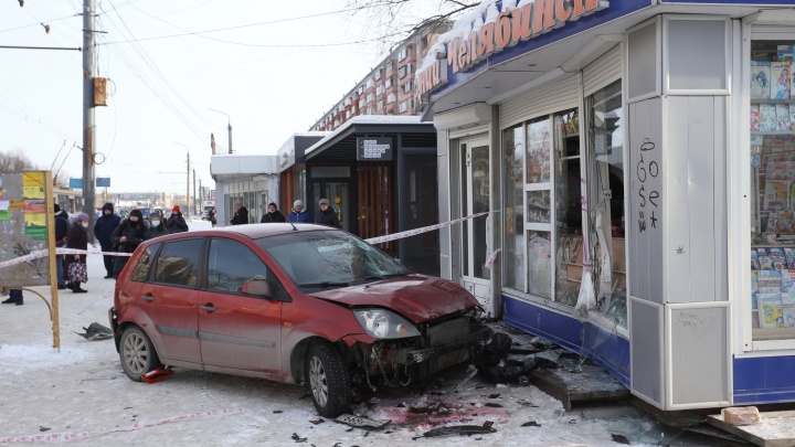 Одна из пострадавших в ДТП на остановке в Челябинске получила перелом позвоночника