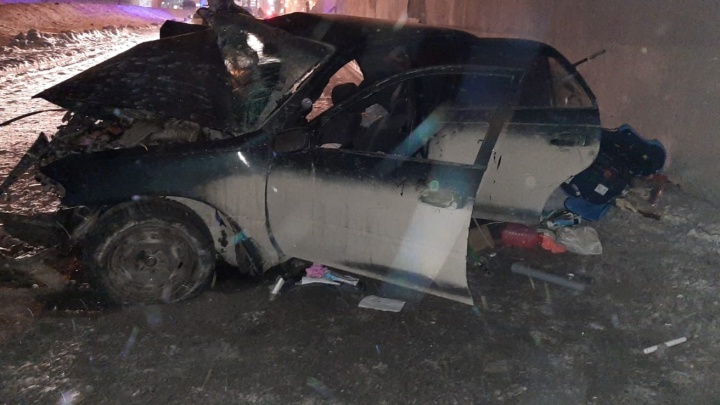 «Тойота» ночью врезалась в столб на Ватутина — водитель погиб