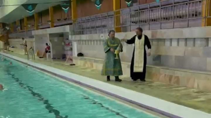 В пермском бассейне «БМ» освятили воду в честь праздника Крещения Господня