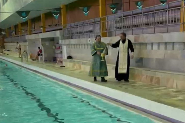 Перед праздником Крещения Господня в пермском бассейне «БМ» освятили воду