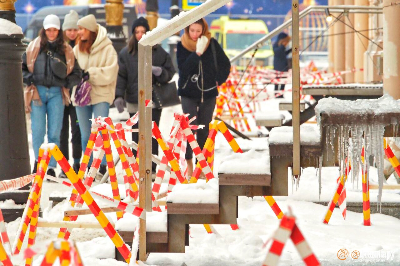 Когда потеплеет в спб май 2024. Сосульки убийцы.