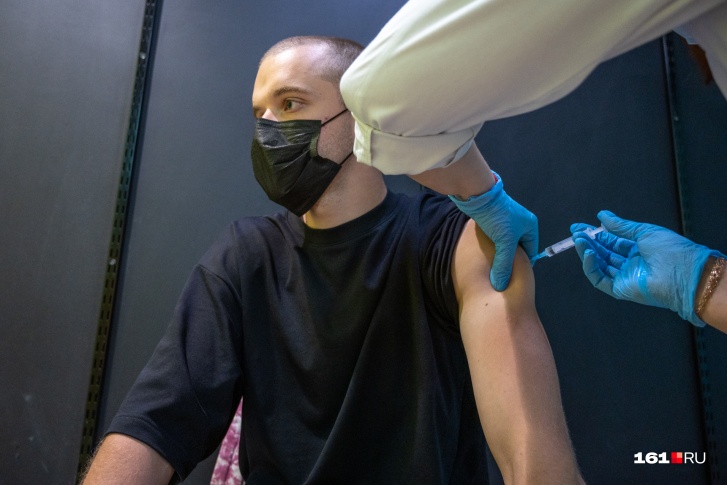 Вакцинация в Кузбассе продолжается больше года