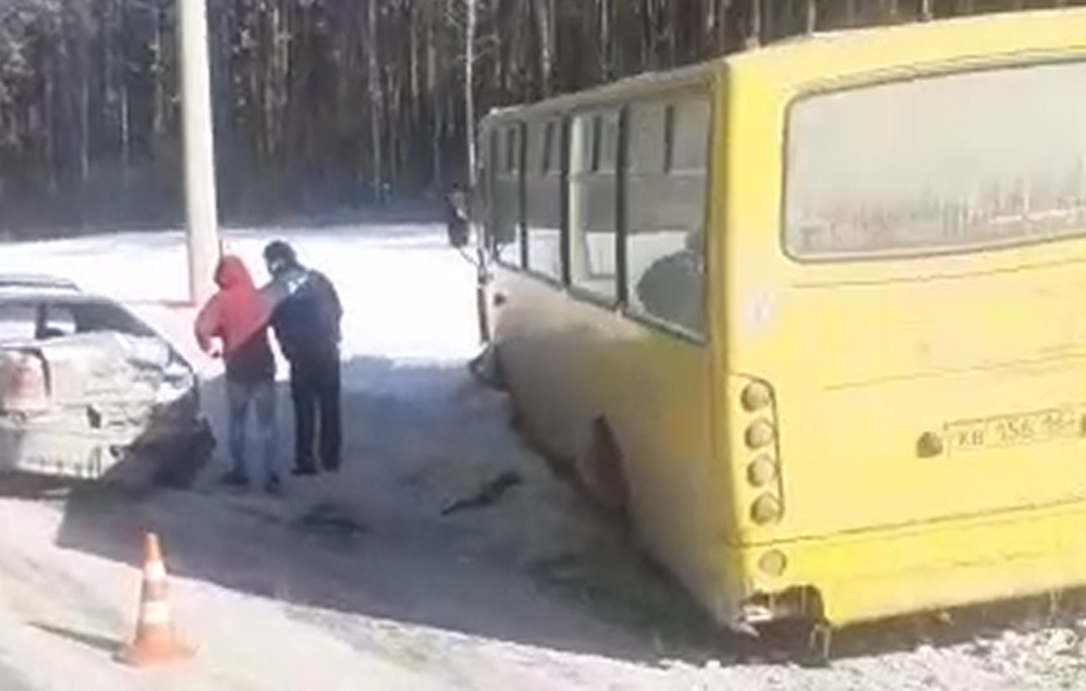 Автобус подрезала легковушка: в ГИБДД рассказали подробности массового ДТП на Амундсена