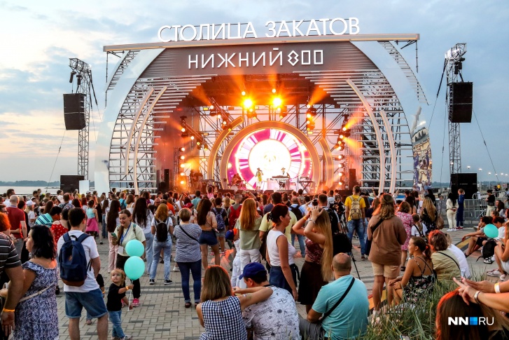 «Столицу закатов» впервые провели в Нижнем Новгороде в 2021 году. Фестиваль был приурочен к 800-летию города «Столицу закатов» впервые провели в Нижнем Новгороде в 2021 году. Фестиваль был приурочен к 800-летию города