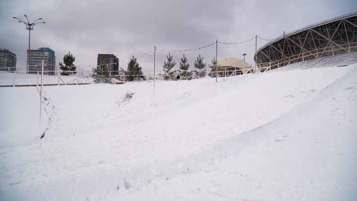 В центральном парке Волгограда не стали ждать снег и начали производить его сами