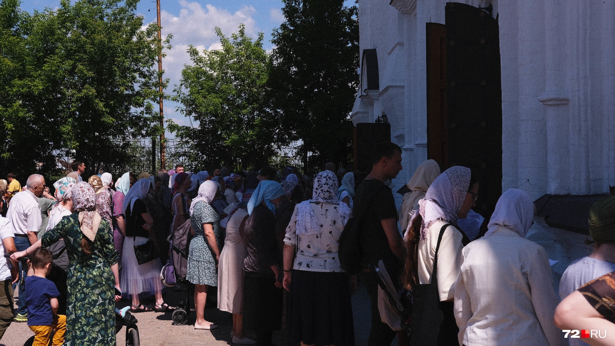 Те, кто не попал внутрь храма, спокойно ждали снаружи Те, кто не попал внутрь храма, спокойно ждали снаружи