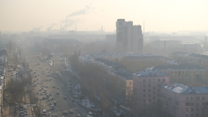 Челябинск заволокло смогом с запахом гари. Как долго продержится безветренная погода