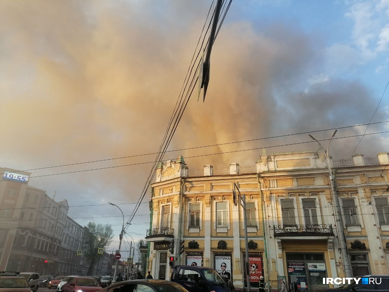 Двухэтажная постройка за старым зданием ТЮЗа горит в Иркутске на улице Красноармейской