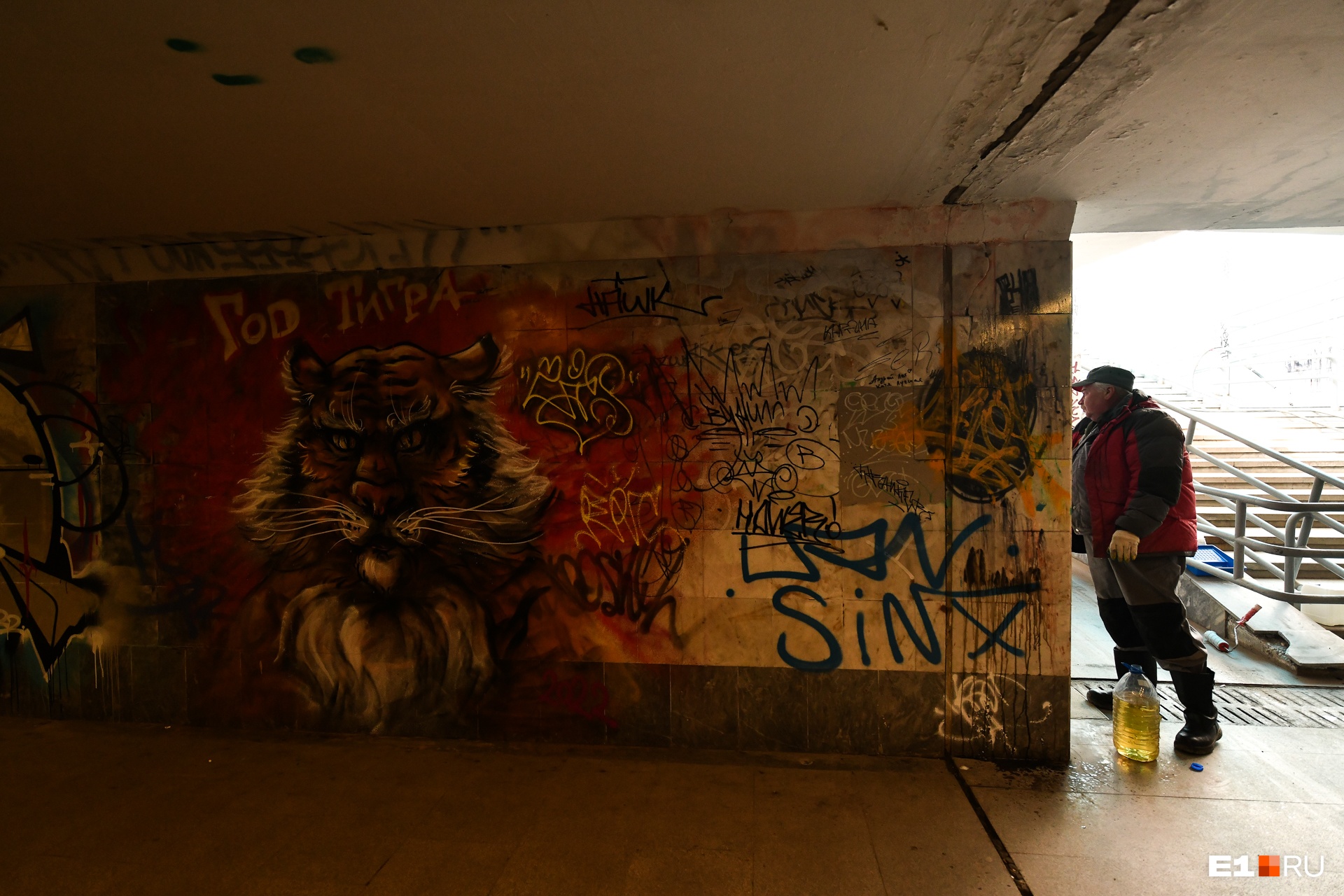 Переход под улицей Челюскинцев у железнодорожного вокзала весь «украшен» граффити