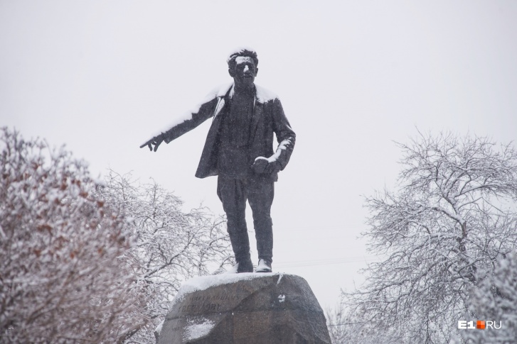 Памятник Якову Свердлову был открыт летом 1927 года. Он по-прежнему стоит на центральной улице Екатеринбурга