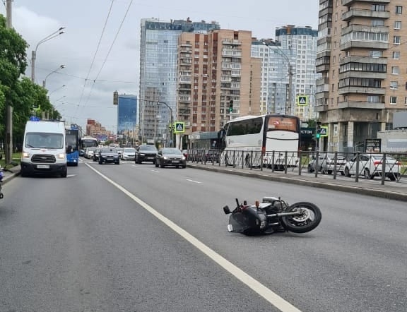 Мотоциклист сбил женщину на пешеходном переходе на Ленинском