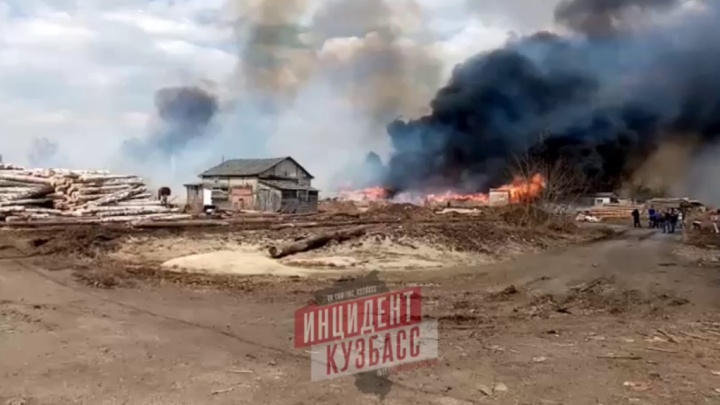 Кузбасс в огне: сразу на нескольких территориях возникли пожары. Пострадали три дома