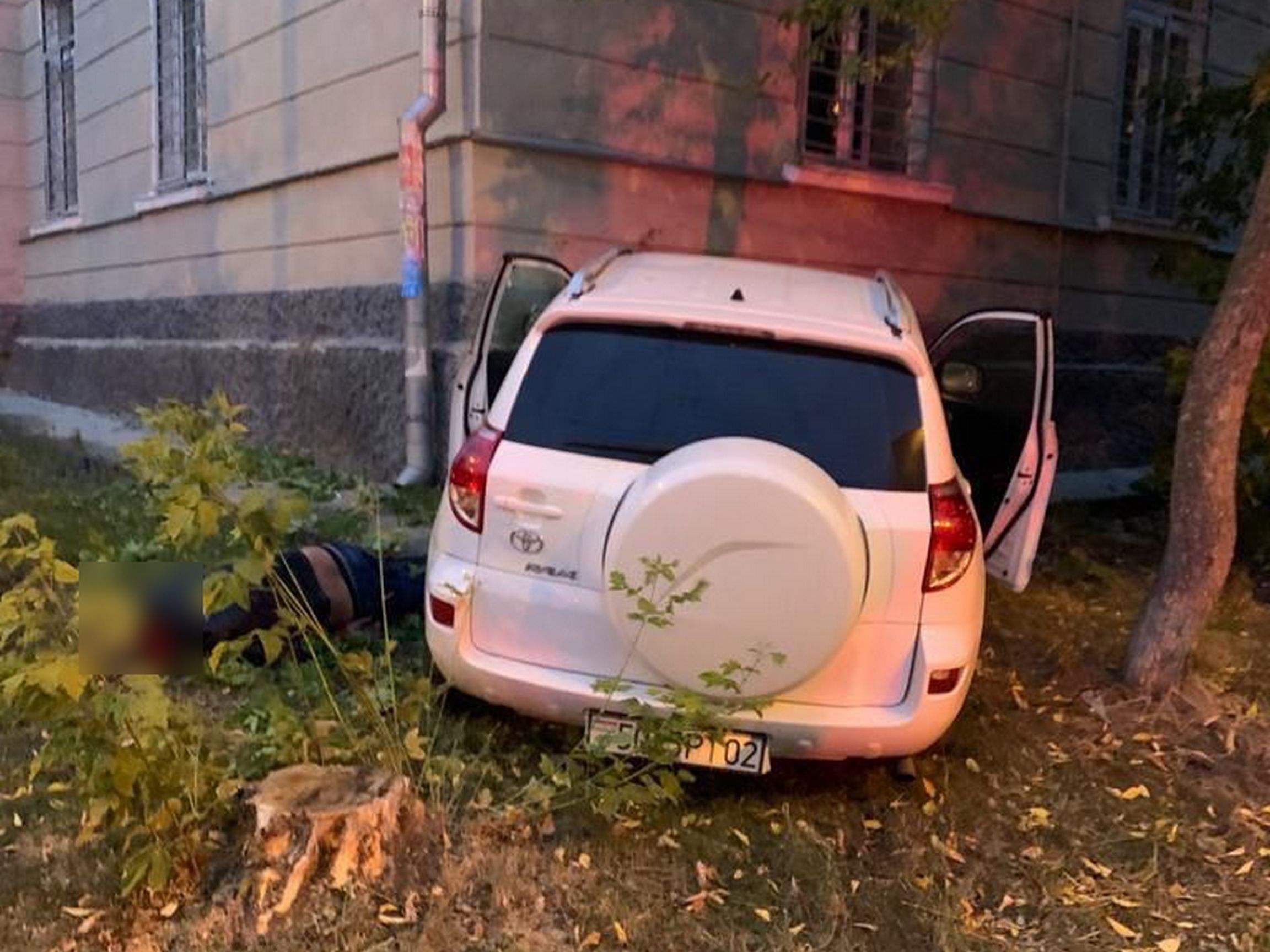 В Екатеринбурге водитель на кроссовере с таджикским номером врезался в стену дома