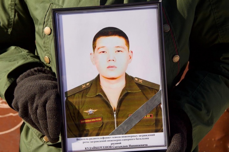 На этом снимке 22-летний Сагындык Кудайбергенов. Он рос в многодетной семье и мечтал служить в ВДВ На этом снимке 22-летний Сагындык Кудайбергенов. Он рос в многодетной семье и мечтал служить в ВДВ