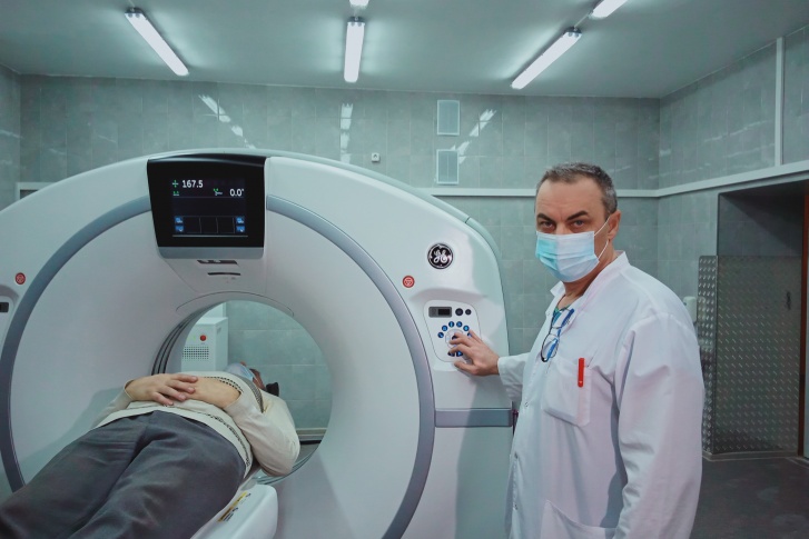 На новом оборудовании будет работать заведующий отделением рентгенологии больницы Андрей Степанков