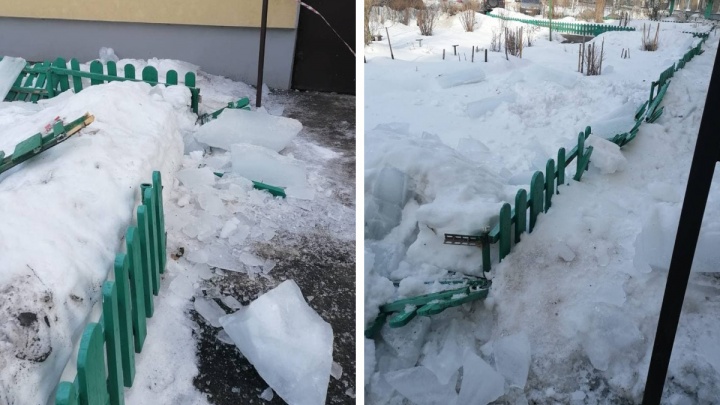 «Это треш!»: в Ярославле лед с крыши разнес балкон и забор многоквартирного дома