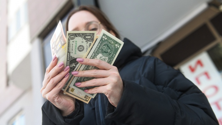 Доллар упал до 64 рублей. Экономист из Екатеринбурга объяснил, что будет дальше