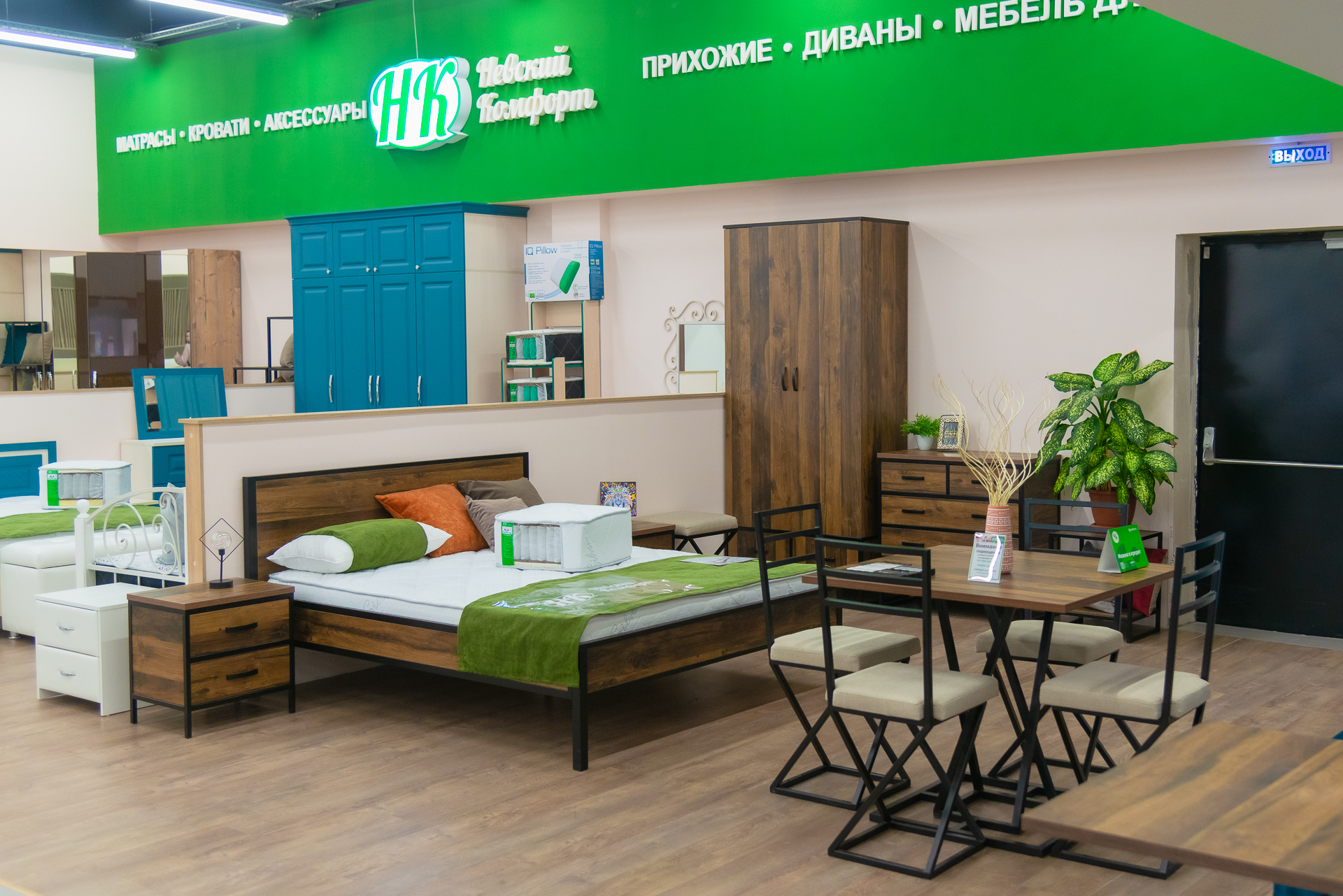 Фабрика «Невский комфорт» производит матрасы, кровати, мебель и аксессуары для спальни. Также у бренда есть прихожие и диваны