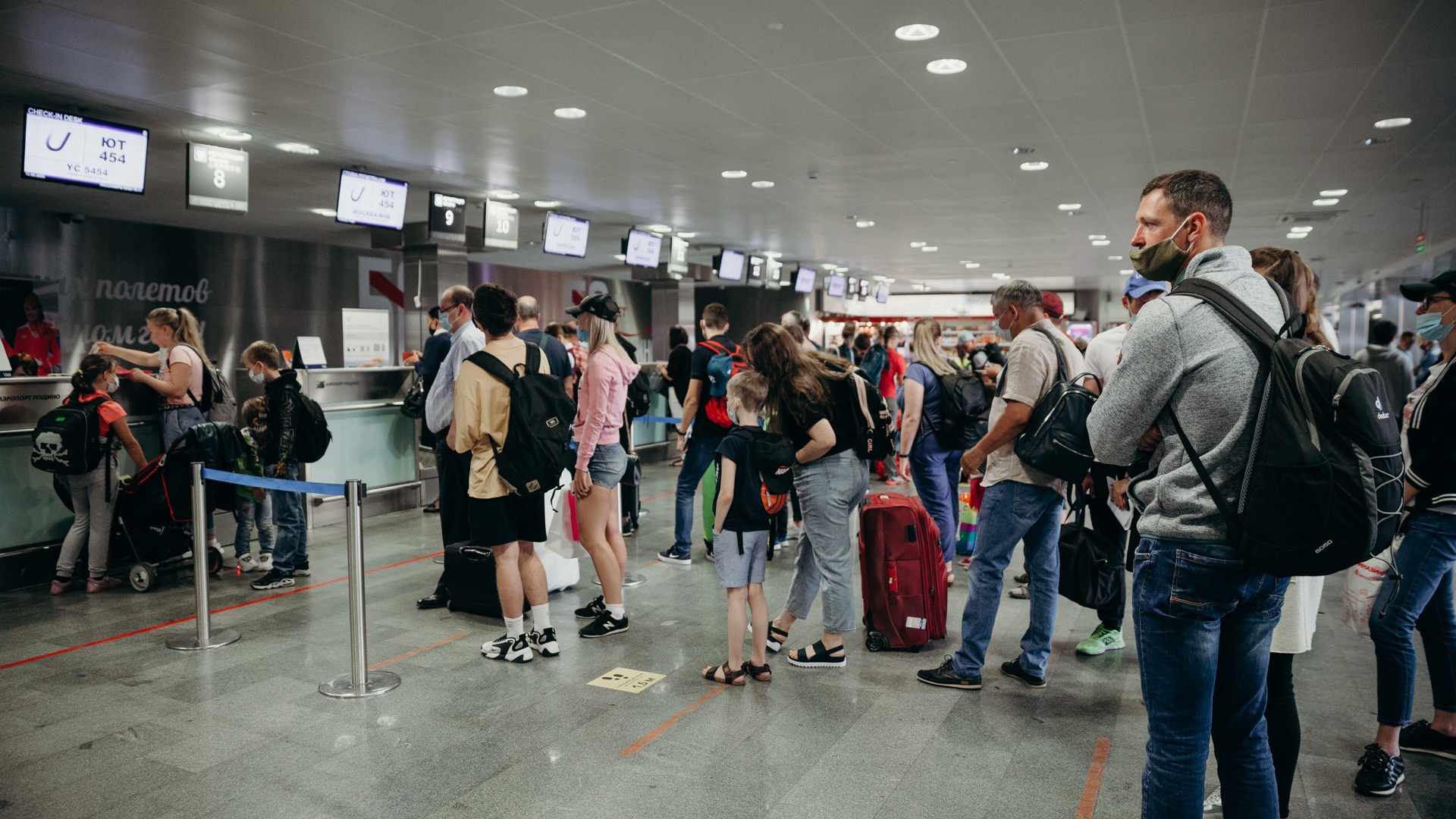 В тюменском аэропорту объяснили, кому нужна справка для выезда из страны