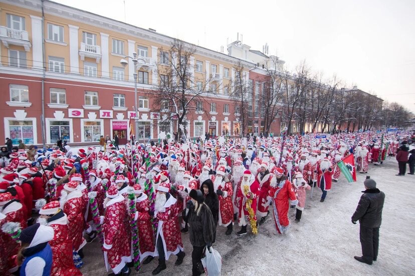 В кузбасском параде Дедов Морозов принял участие и самый главный исполнитель желаний на Новый год, прилетевший из Великого Устюга
