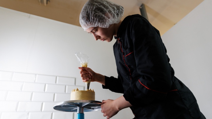 Авторская работа: как в веганской кондитерской создают десерты без молока, яиц и сахара