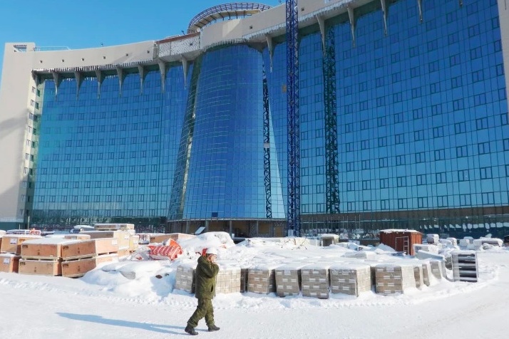 В больницу доставили медоборудование на 40 грузовиках В больницу доставили медоборудование на 40 грузовиках