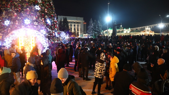 Салюты, салаты и толпа в центре города. Как жители Новосибирска встречали Новый 2022-й год
