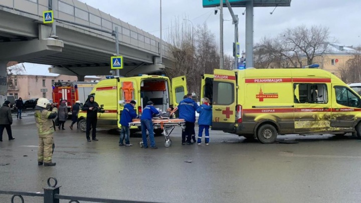 В Екатеринбурге массовое ДТП с машиной скорой. Медики везли в больницу пациента в тяжелом состоянии