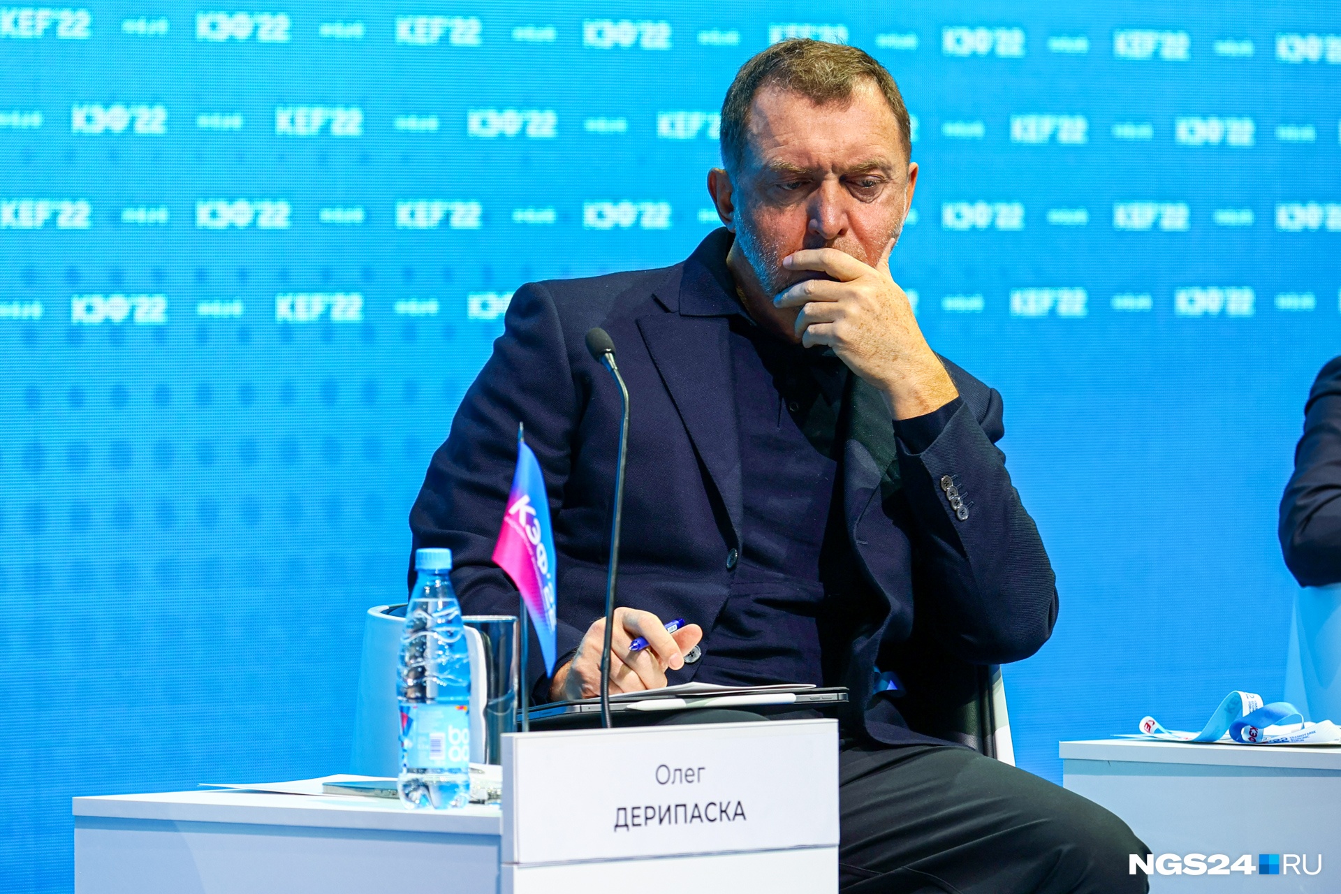 Хмурый Олег Дерипаска на Красноярском экономическом форуме в 2022 году Хмурый Олег Дерипаска на Красноярском экономическом форуме в 2022 году