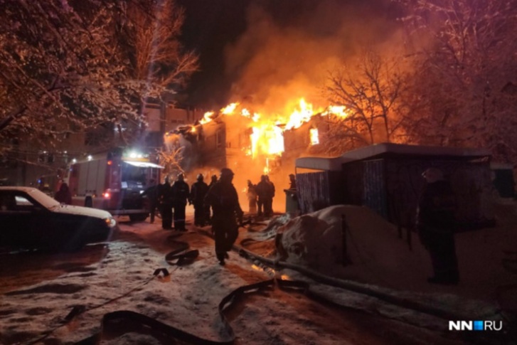 В центре города горел аварийный жилой дом В центре города горел аварийный жилой дом