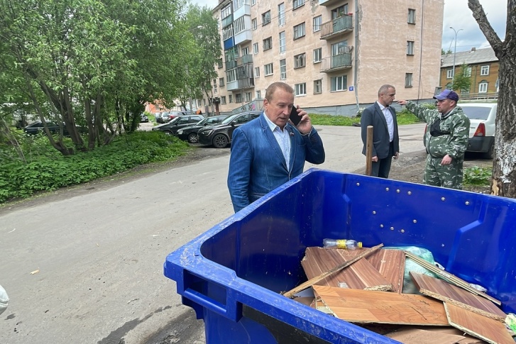 Дворник пожаловался депутатам, что сотрудники «Экоинтегратора» складируют в баки для раздельного мусора твердые бытовые отходы