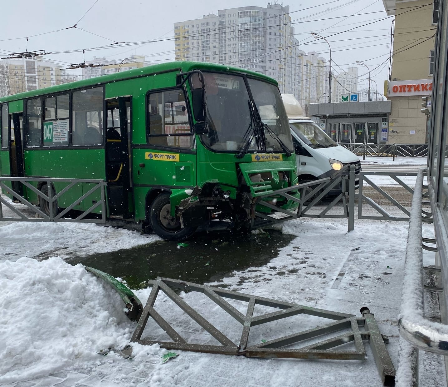 Занесло на повороте: на Автовокзале автобус врезался в ограждение