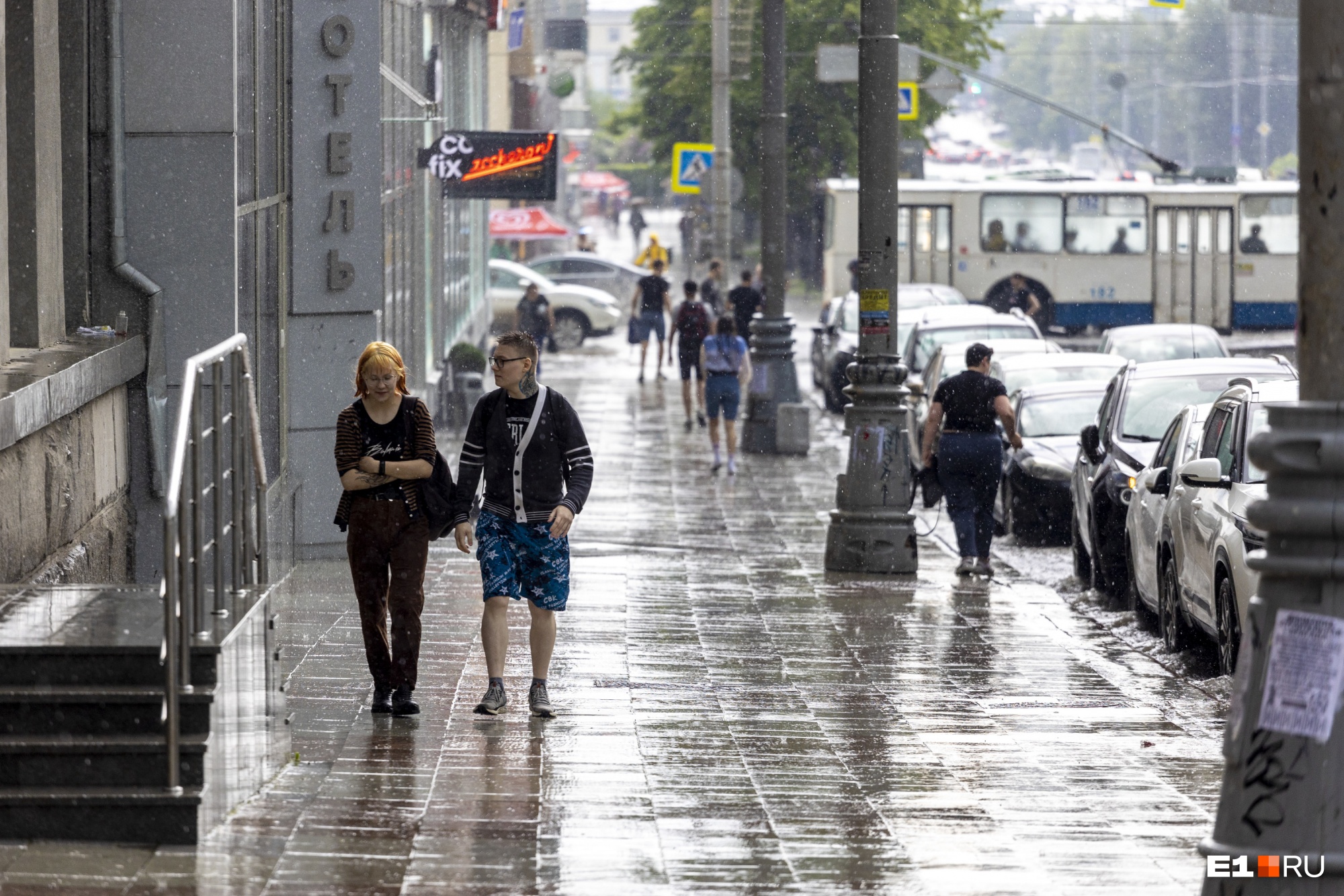 Грянул летний гром: мокрый фоторепортаж из центра Екатеринбурга во время грозы