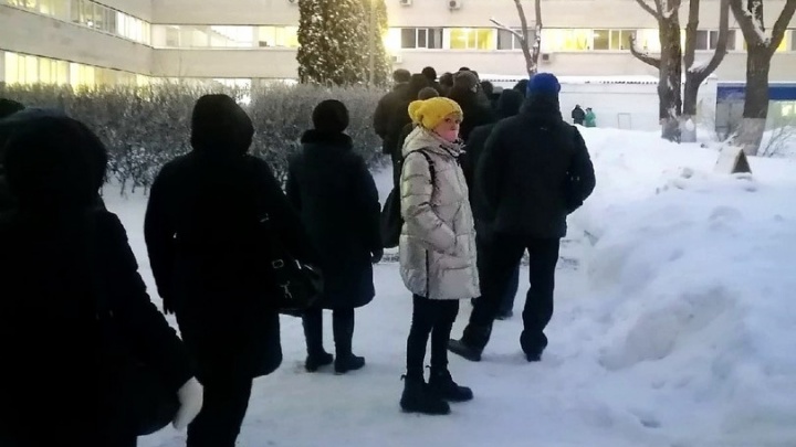 «Два часа — на улице, три — внутри»: тольяттинцы пожаловались на очереди в поликлиники