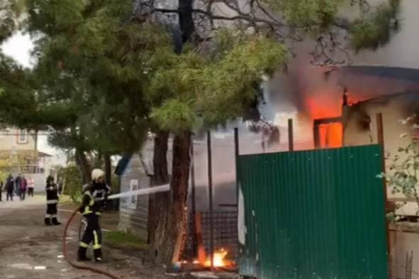 В Геленджике сгорели два жилых барака