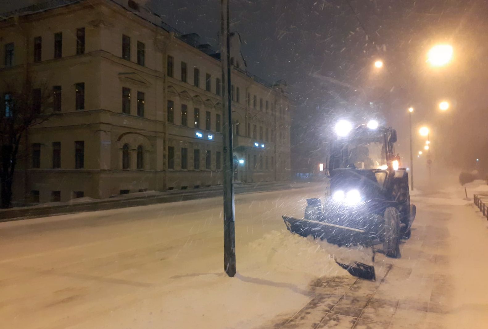 20 декабря 2017 г. Снег в Питере. Снегопад на улице города. Снегопад в Петербурге. Метель в Питере.