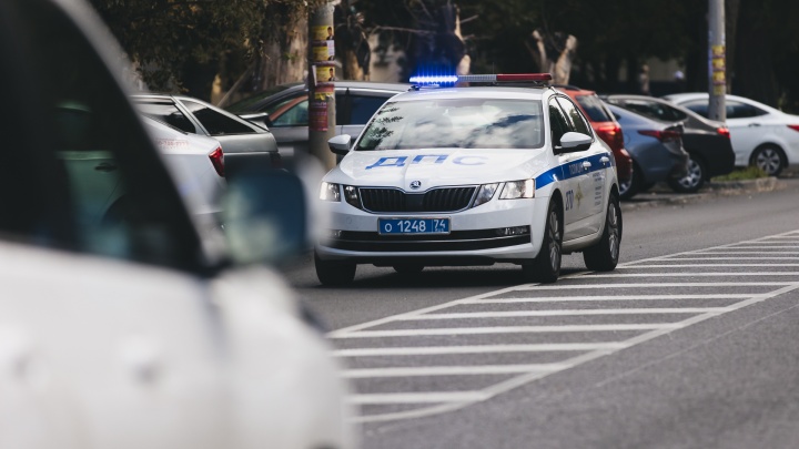 В Кемерове водитель легковушки проехал на красный в сантиметрах от пешеходов. Его ищет полиция