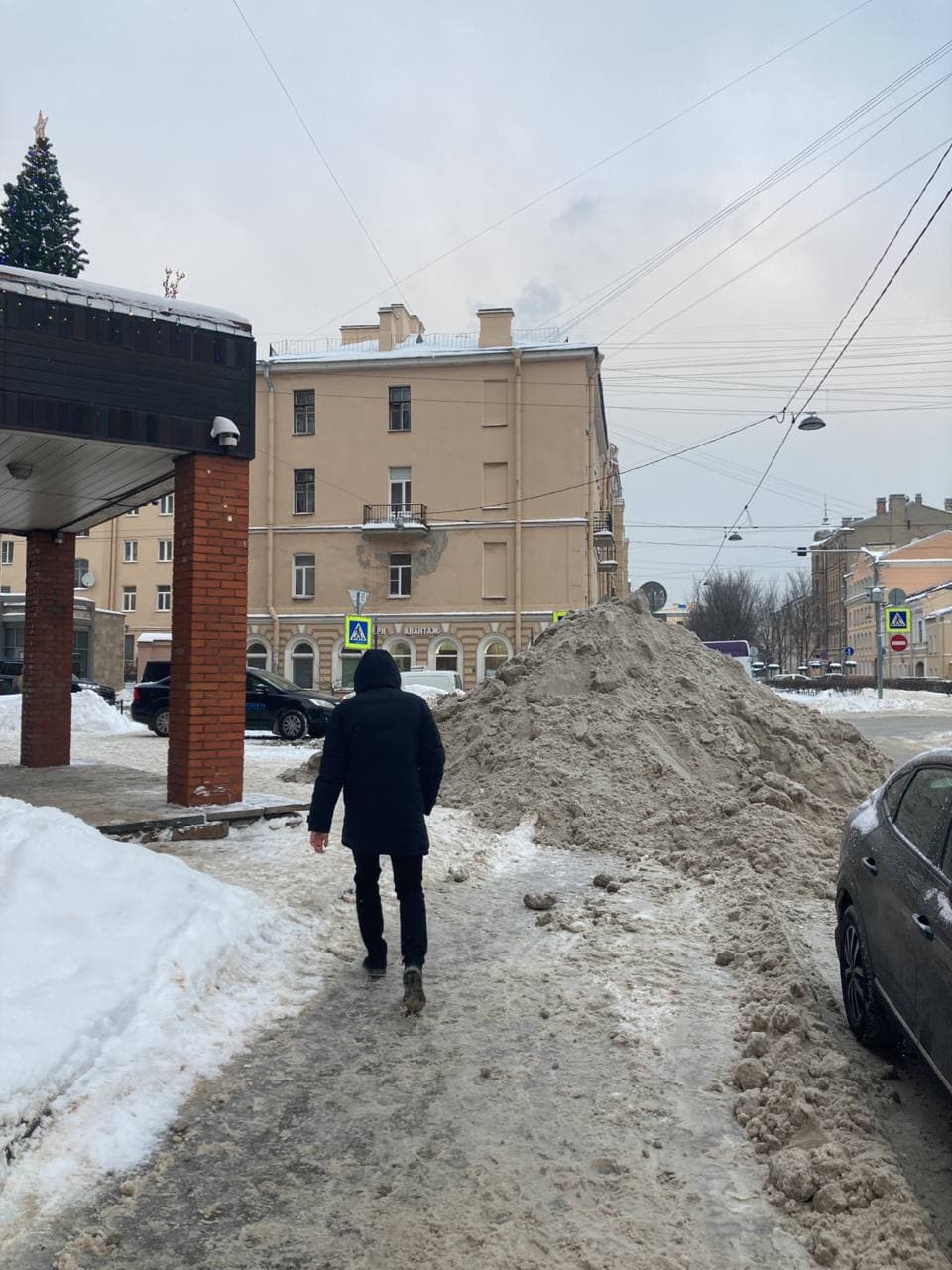 Всё в кучу. На улице Черняховского в Петербурге за ночь выросла снежная  гора и захватила тротуар | 11.01.2022 | Санкт-Петербург - БезФормата