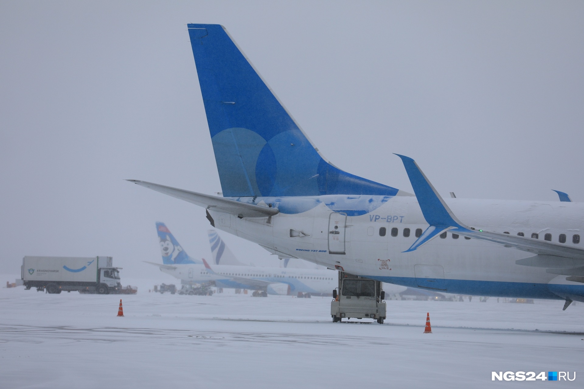 Рейс красноярск сочи. Самолет Красноярск Сочи. Посадка на самолет в Красноярске. Самолет победа Красноярск. Аэропорт Красноярск Сочи самолет.