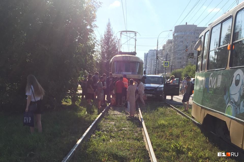 «Люди в вагоне попадали». В Екатеринбурге трамваи встали из-за ДТП