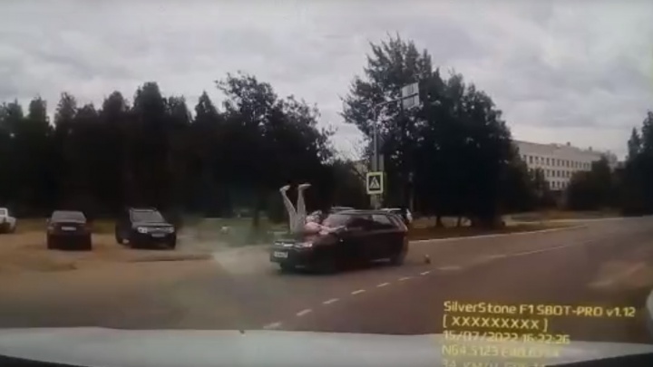 В Архангельске водитель «Лады» сбил подростка: момент попал на видео