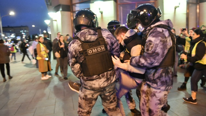 В Москве начались массовые жесткие задержания
