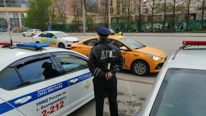 Из машины — в депортацию. В Екатеринбурге устроили облаву на таксистов-нелегалов