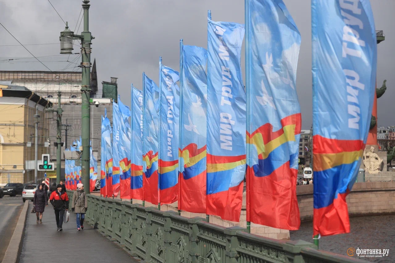 Украинский флаг на красной площади фото