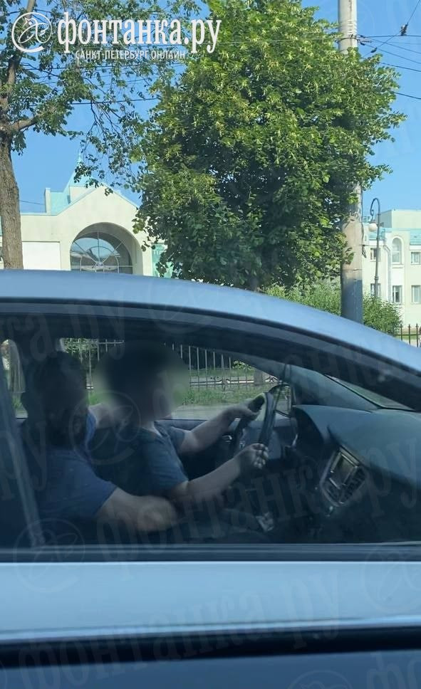 Мальчик за рулём Хёндэ везёт жителя Петербурга к административному делу